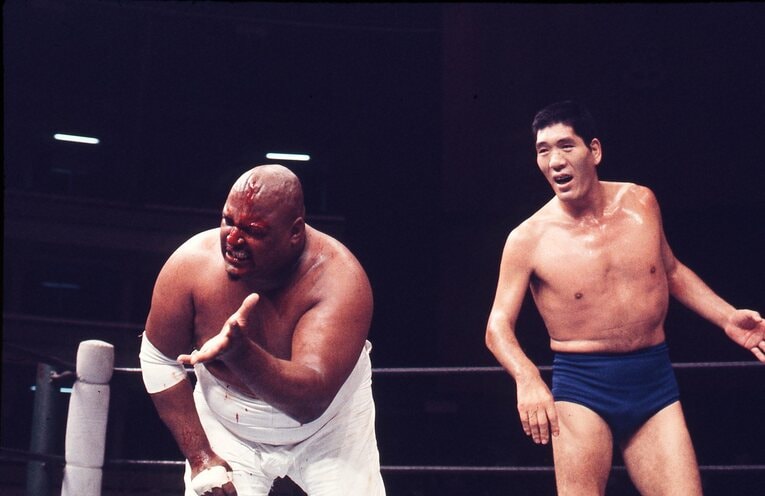 アブドーラ・ザ・ブッチャーvsジャイアント馬場 ／ photograph by AFLO