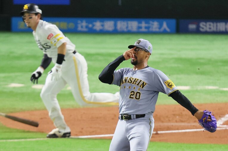 1回ウラ、栗原陵矢（左）に同点タイムリーを打たれたデュプランティエ。8月9日以来の登板だった　©JIJI PRESS