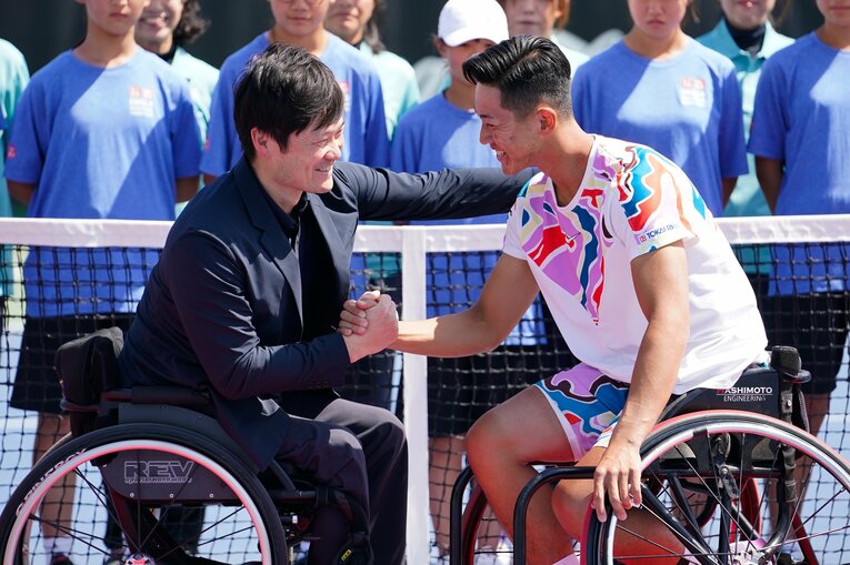 今年4月、飯塚国際車いすテニス大会の表彰式に登場した国枝。スーツが決まっている　©AFLO