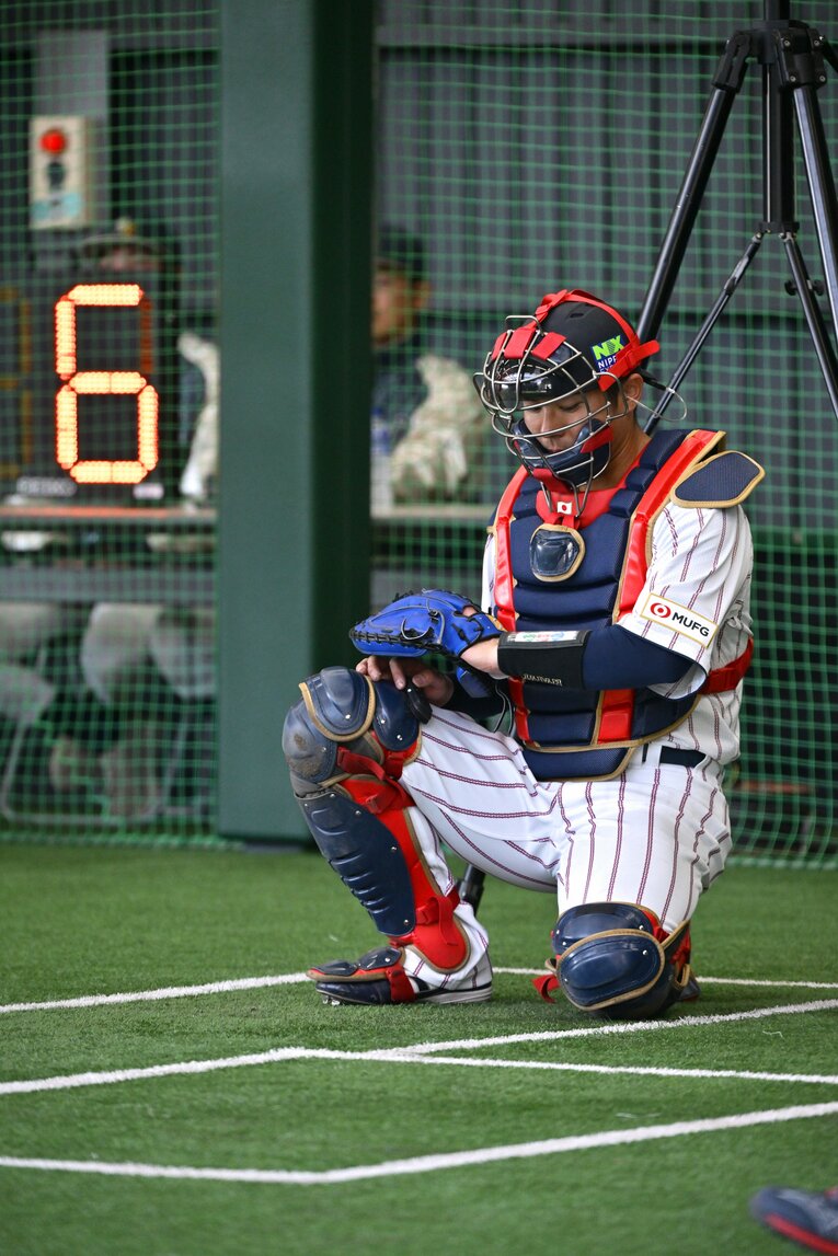 ピッチコム対策に余念がない若月健矢　©Hideki Sugiyama