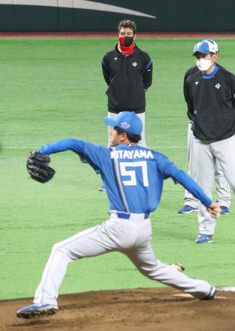 開幕戦に向けた前日練習でルーキー北山の様子を見守る新庄監督（2022年3月）©︎JIJI PRESS
