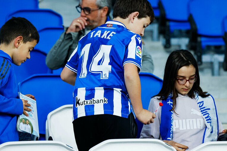 「久保建英がスペイン紙の一面に！」子供サポ「タケが決めるよ」予言通りマドリーを圧倒“ソシエダの熱狂”は翌日も…カメラマンは見た(49)