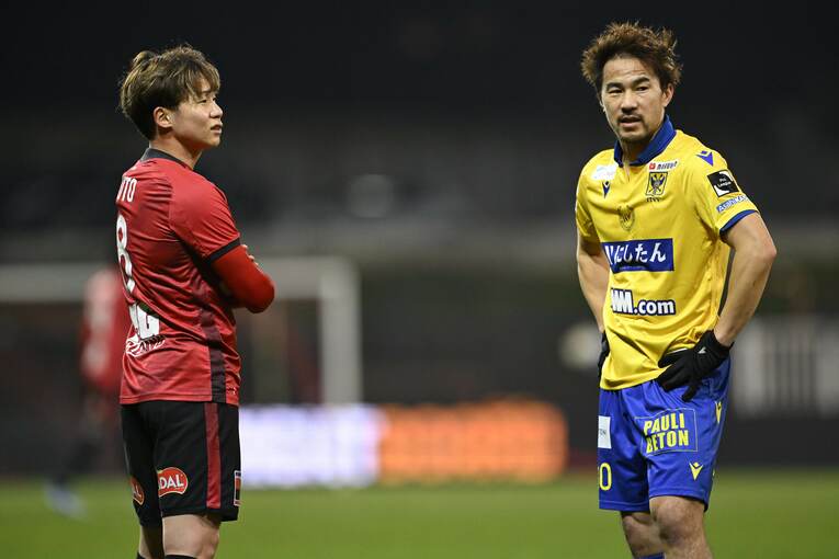 若手選手へのアドバイスを惜しまない岡崎慎司。昨年12月のモレンベーク戦では安部柊斗（左）と言葉を交わしていた　©︎Panoramic/AFLO