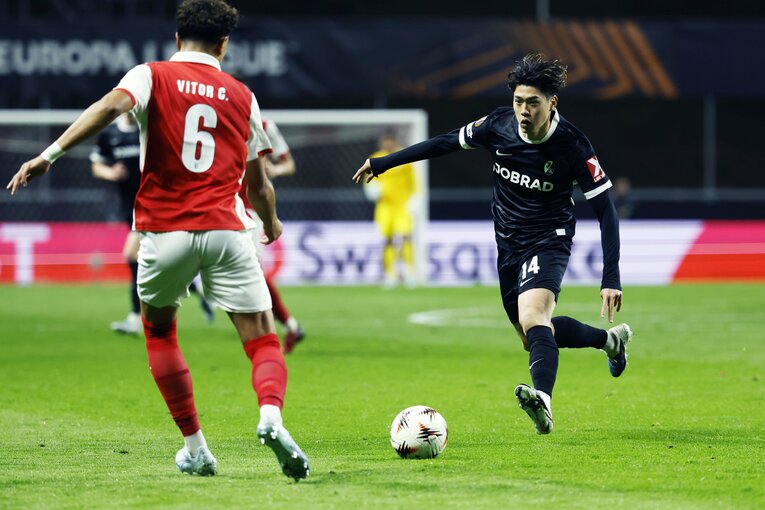 W杯日本代表の負傷禍は三笘薫、遠藤航だけでなく鈴木唯人も鎖骨骨折だが…“断崖絶壁の敵地”ELでカメラマンが見た「順応した頼もしさ」とは(8)