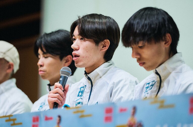 総合優勝に貢献し会見でマイクを持つ平松　©︎Yuki Suenaga