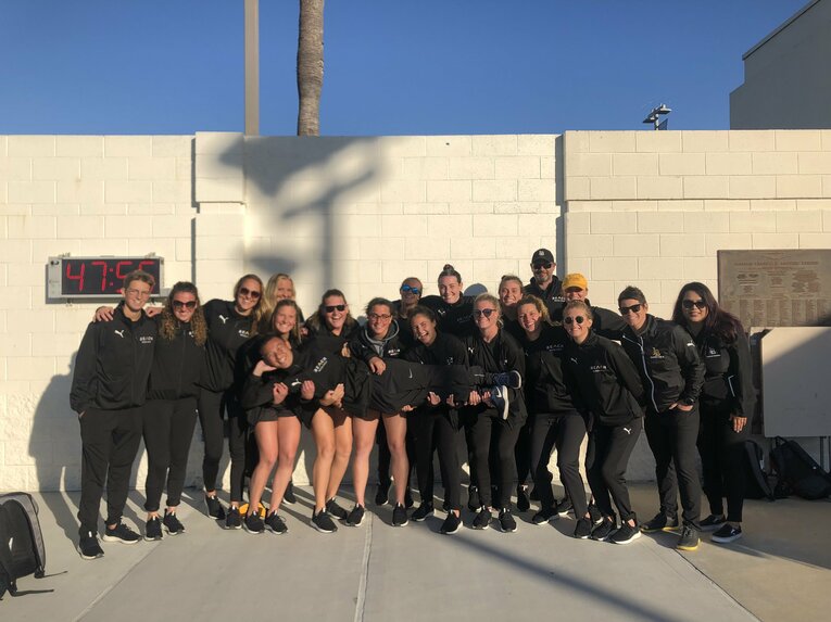 アメリカ留学時代。仲間たちに担がれる中田さん（写真=本人提供）