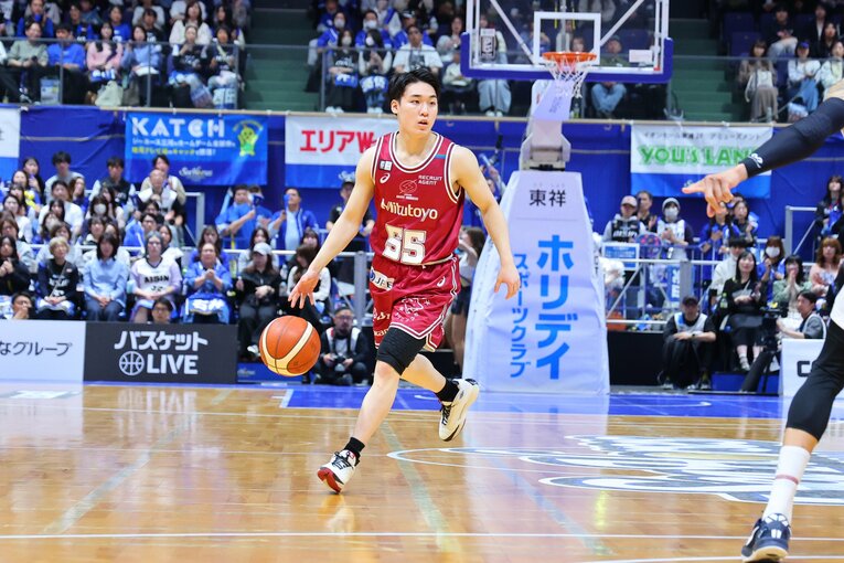 初挑戦のBリーグで存在感を見せる岡田のプレー　©B.LEAGUE