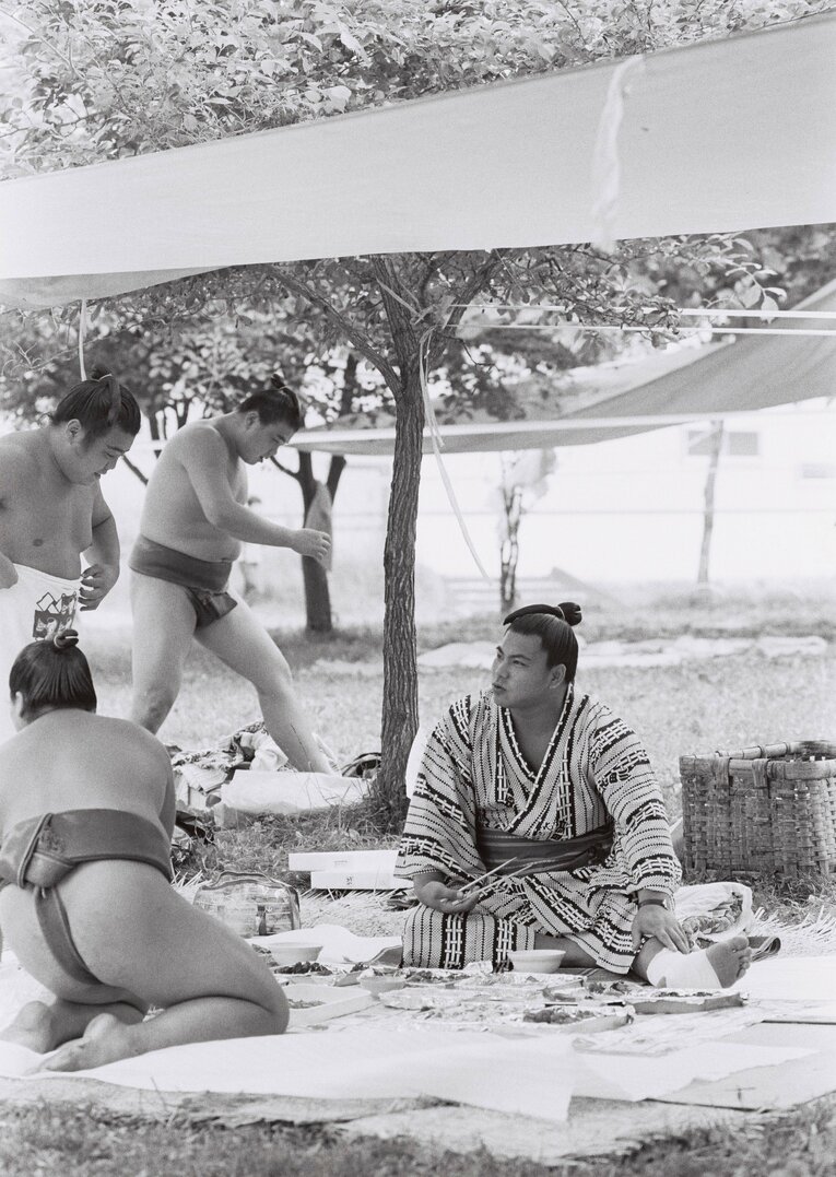 屋外で食事をとる千代の富士　©BUNGEISHUNJU