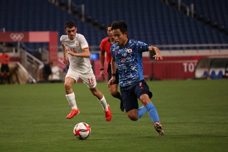 東京五輪スペイン戦での久保。現地でも注目度は高いゆえに……　©JMPA