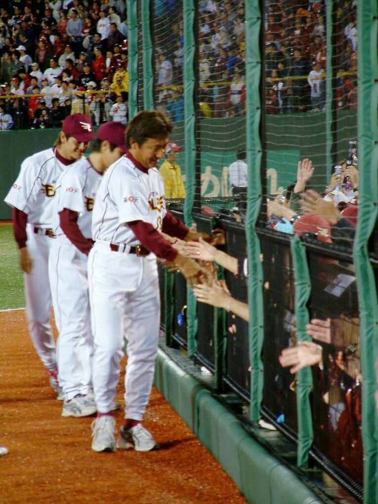 2005年9月25日、ホーム最終戦。ファンからの握手に応える田尾監督　©JIJI PRESS