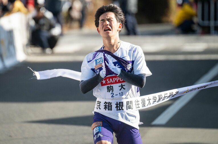 力を出しきれず謝るようなポーズで往路ゴールした駒澤大・山川拓馬（3年）。彼を襲っていたある「異変」とは　©Nanae Suzuki