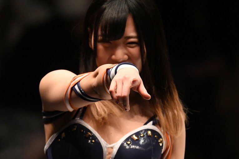 12月25日（昼）のスターダム。ポーズを決めるレディ・C