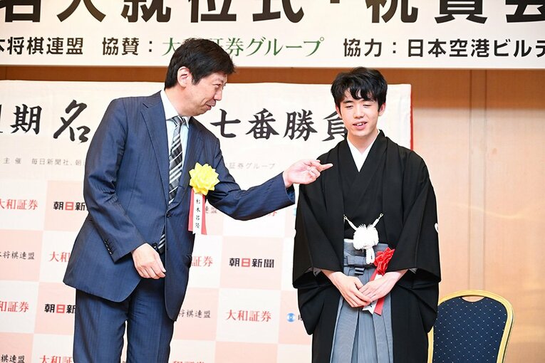 23年8月、藤井七冠の名人就位式にて、師匠の杉本昌隆八段と ／ photograph by Keiji Ishikawa