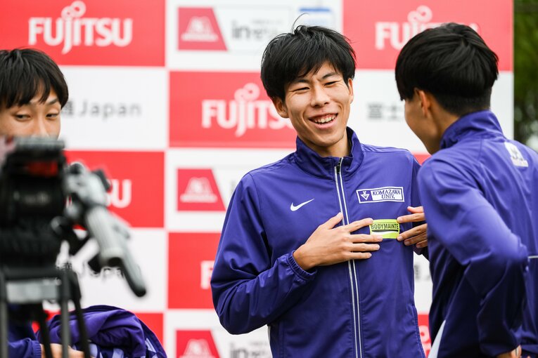 田澤が胸で隠すように貼り付けたボディメンテのシール　©Nanae Suzuki