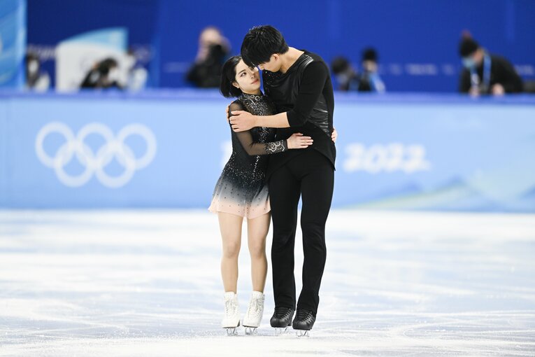 北京五輪フリーでの演技を終え、抱き合った2人　©Asami Enomoto／JMPA