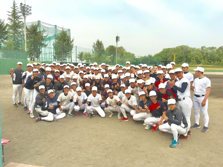 「打倒仙台育英」を掲げて甲子園を目指していた115代のメンバー。前列真ん中で写っているのが西田陸浮だ（2019年5月、記者撮影）