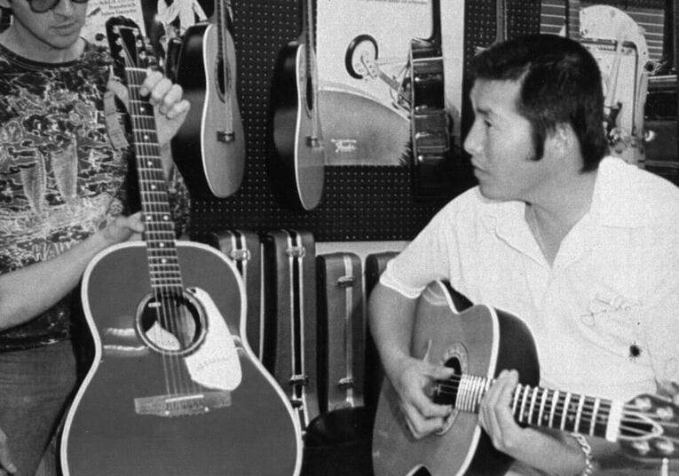 ギターを楽しむ若かりし頃のジャンボ尾崎（筆者提供）