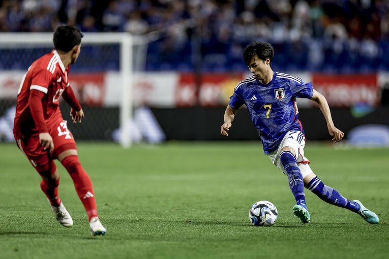 左サイドでドリブルを仕掛ける三笘薫（2枚目／3枚）©Kiichi Matsumoto