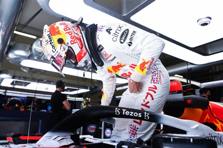 白いレーシングスーツに身を包んだフェルスタッペン。トルコGPは2位フィニッシュし、ハミルトンと6点差のランクトップに復帰した