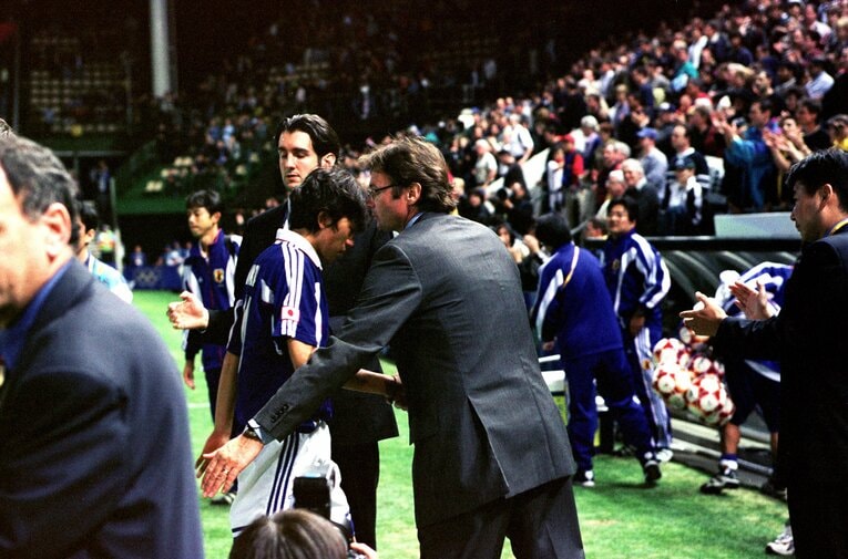 2000年シドニー五輪。中村俊輔に声をかけるトルシエ監督　©Kazuaki Nishiyama