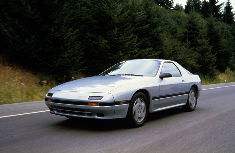 森保が最初に買ったマツダ「RX-7」。実際には黒だったという（※資料写真＝2代目RX-7）　©AFLO