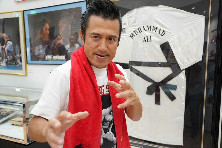 京王百貨店新宿店の「燃える闘魂・アントニオ猪木展」にて。モノマネ芸人のアントニオ小猪木が、猪木の魅力を熱く語った