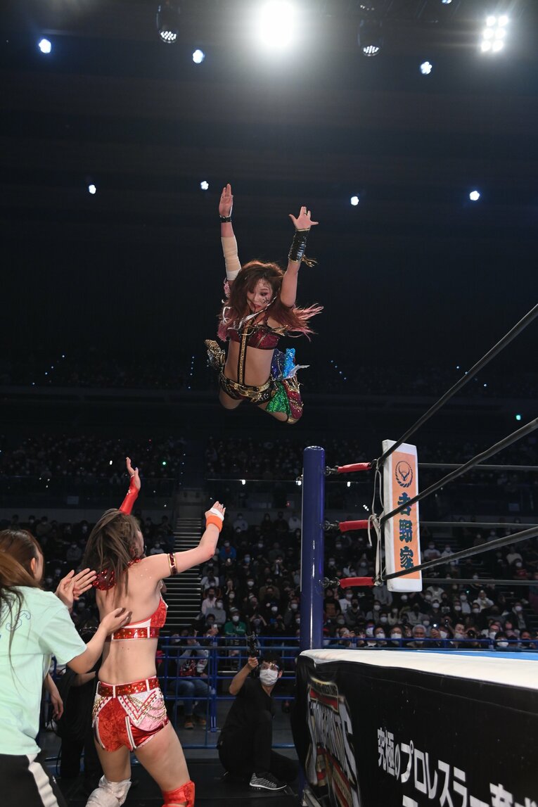 場外ダイブも美しいフォーム。集中力のなせる技でもあった　©新日本プロレス