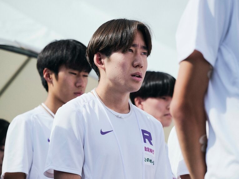 2025年の予選会、自身は出走できず結果を不安げに待つエース馬場賢人　©Yuki Suenaga