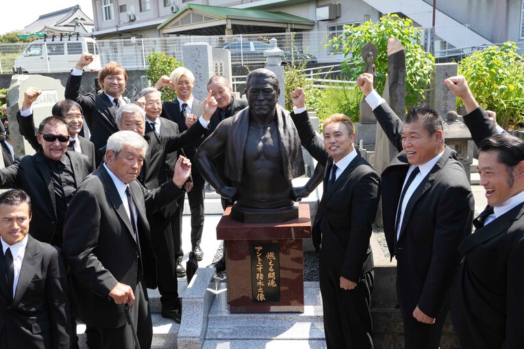 總持寺にある猪木家の墓に建立されたブロンズ像の前に立つ坂口征二、蝶野正洋、オカダ・カズチカ、小川直也ら　©Essei Hara