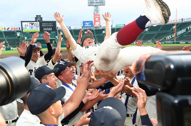 センバツを制し、胴上げされる大阪桐蔭の西谷浩一監督 ／ photograph by JIJI PRESS
