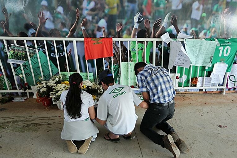 悲しみに暮れていたファン©Getty Images