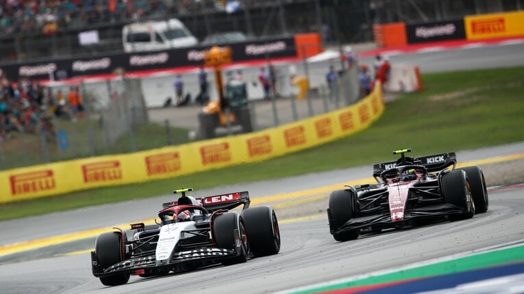 角田と競り合うアルファロメオ・周冠宇　©Getty Images