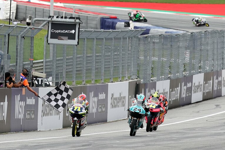 怒涛の23台抜きを果たし、チェッカーを受ける佐々木。2位の鈴木竜生とは0.064秒差の接戦だった