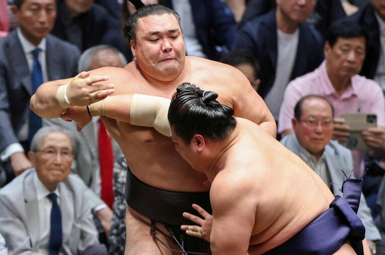 5月夏場所、優勝決定戦で霧島を押し出し、優勝を決めた若隆景 ／ photograph by JIJI PRESS