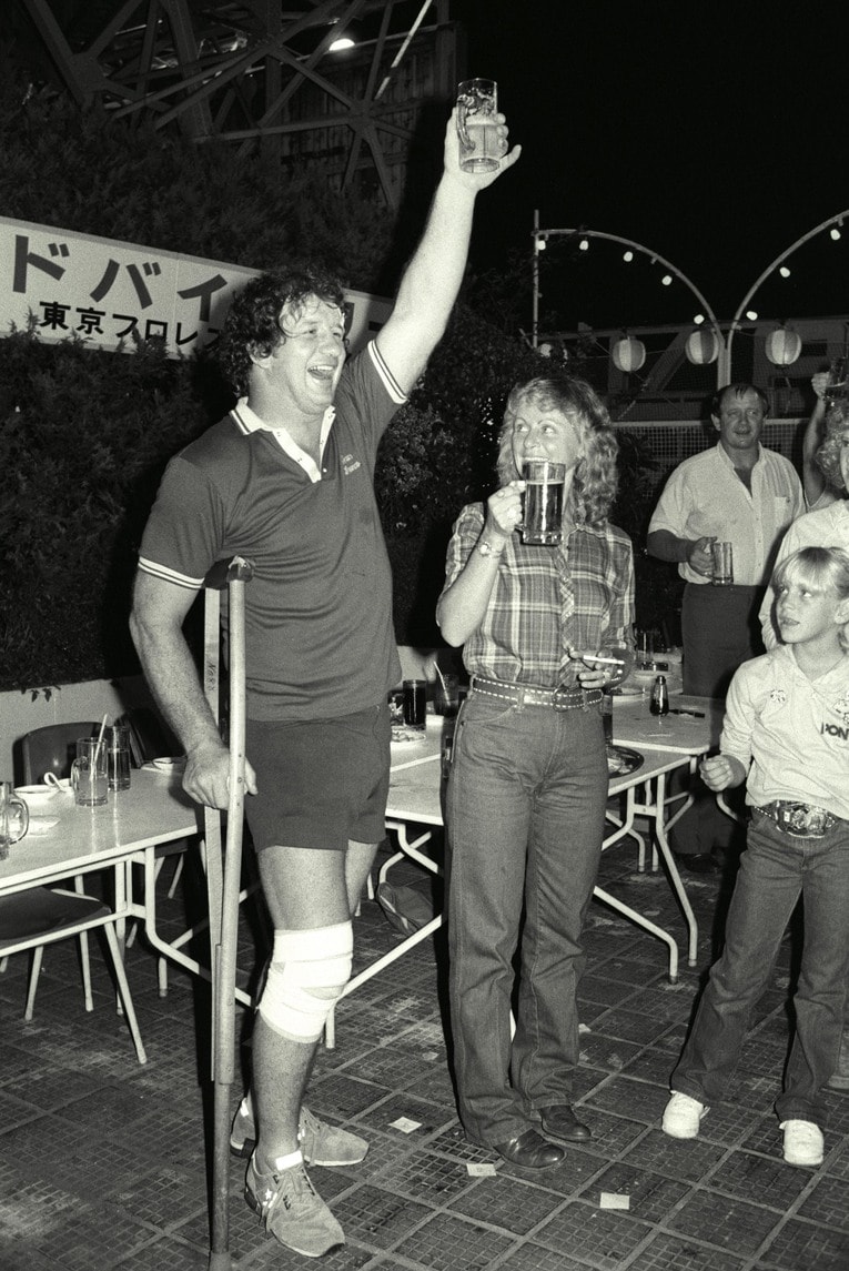 引退記念パーティは東京駅近くの屋上のビア・ホールで。大好きな「サッポロ」で家族とともに乾杯するテリー・ファンク。1983年9月1日