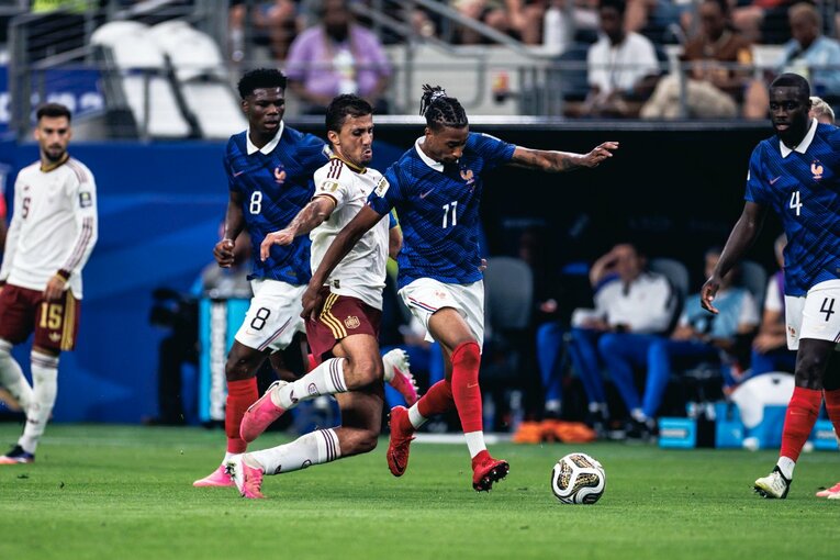 テレビに映らなかったフランスvsスペインの真相（写真は右に続きます）　©Kiichi Matsumoto/JMPA