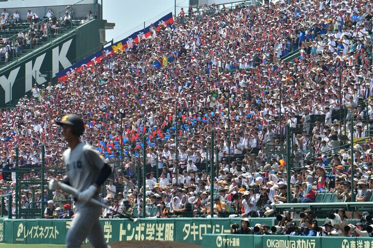 慶応アルプスの様子。一糸乱れぬ動き　©Hideki Sugiyama