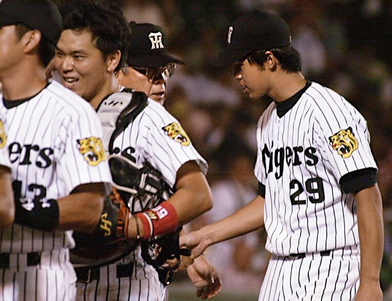 01年、野村監督と握手する井川　©JIJI PRESS