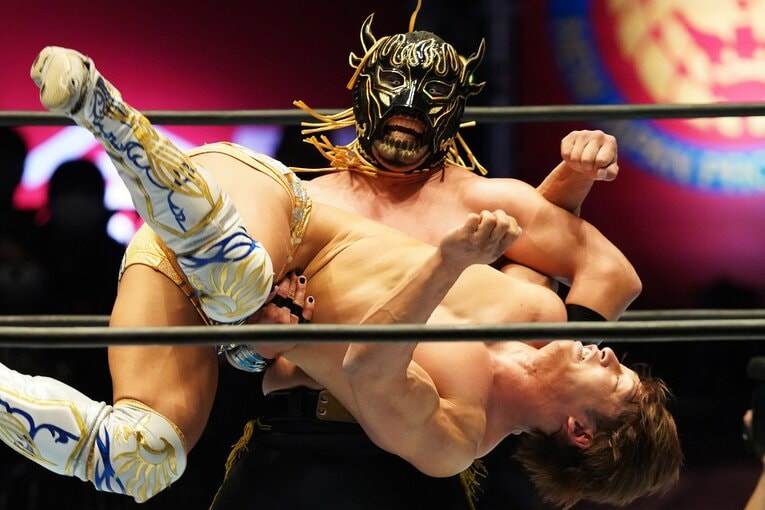 2021年3月、飯伏幸太を担ぎ上げるエル・デスペラード　©Essei Hara