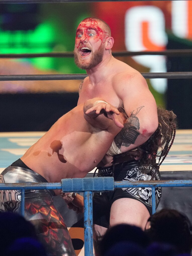 ケニー・オメガをネックロックにとらえるゲイブ・キッド　©Essei Hara