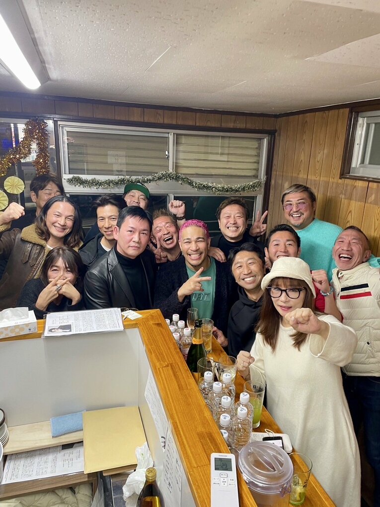 居酒屋「いきや」に集まるボクシング関係者たち（本人提供）