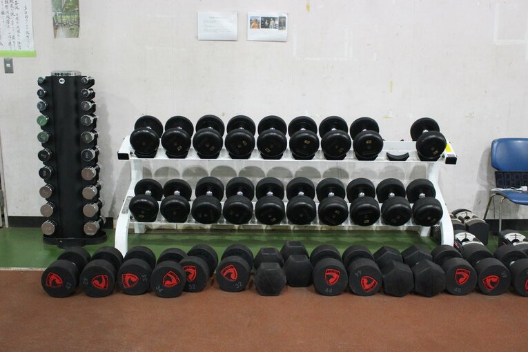 1つで50kgの高重量ダンベルも　©NumberWeb