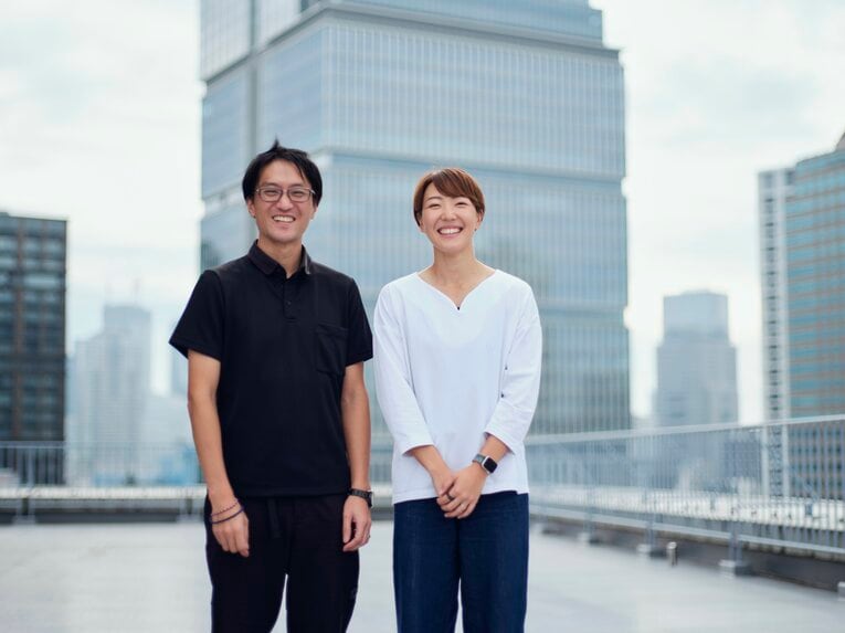 寺田選手と夫の佐藤さん、インタビュー特撮（※スワイプで他カットも見られます）　©Yuki Suenaga