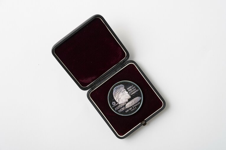 猪木とスタジアムをかたどった純銀製のメダル　筆者の長谷川晶一氏が所有