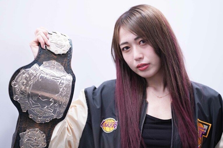 ハイスピード王座のベルトを掲げる上谷沙弥　©Essei Hara