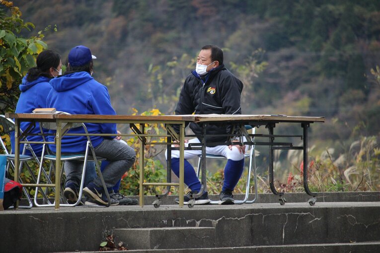 三者面談をする金沢監督　©Yu Takagi