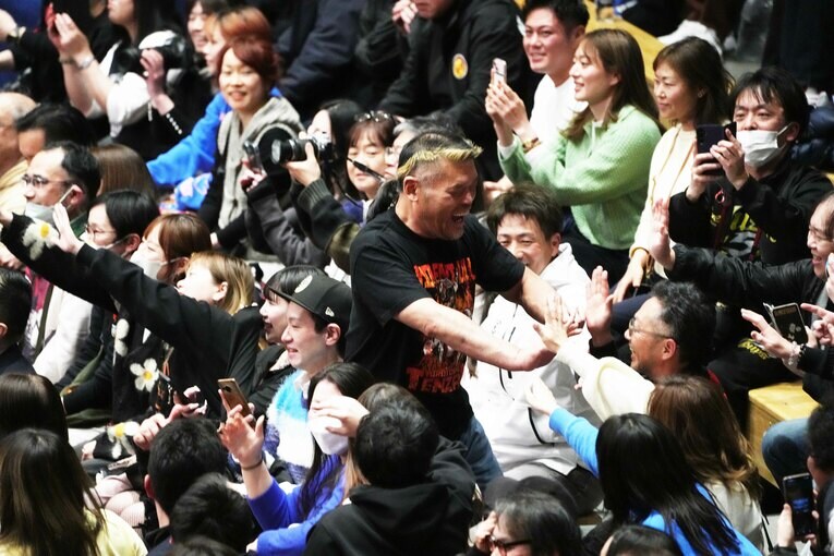 ファンと握手する天山広吉　©Essei Hara