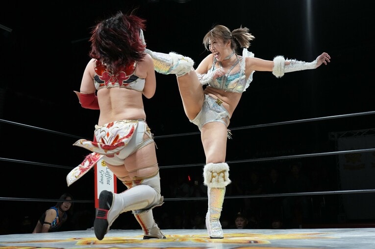 林下詩美を蹴る桜井麻衣　©Essei Hara