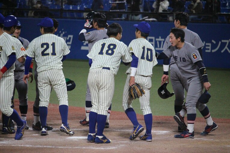 健闘を称える慶應大の主将・福井章吾　©︎Yu Takagi