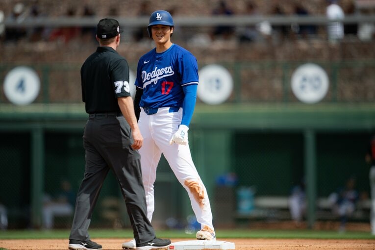 オープン戦、審判とも談笑　©Nanae Suzuki